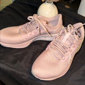 Nike Women's Soft Pink Athletic Shoes